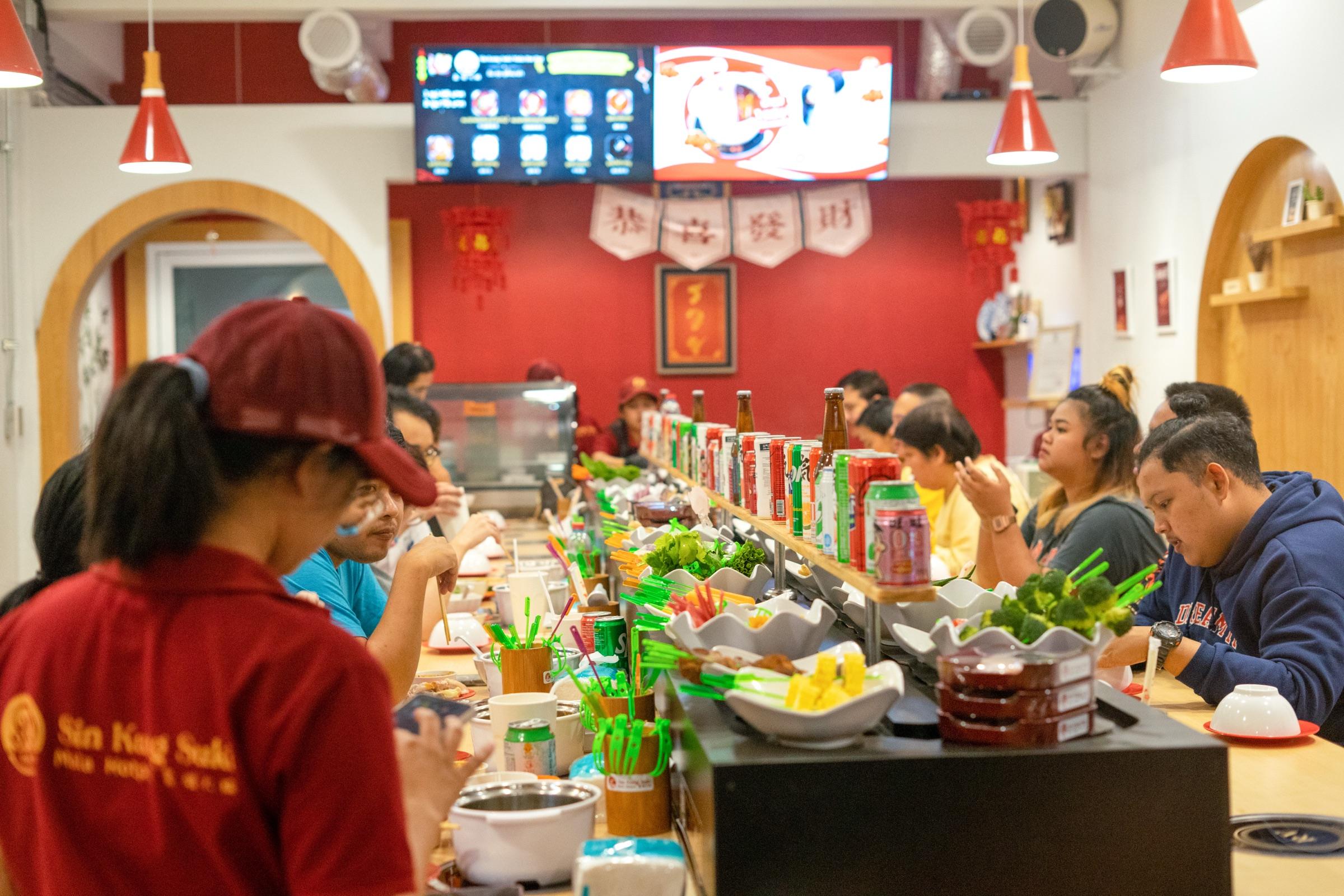 สายพานวัตถุดิบและหม้อทานเดี่ยวภายในร้าน SKsuki