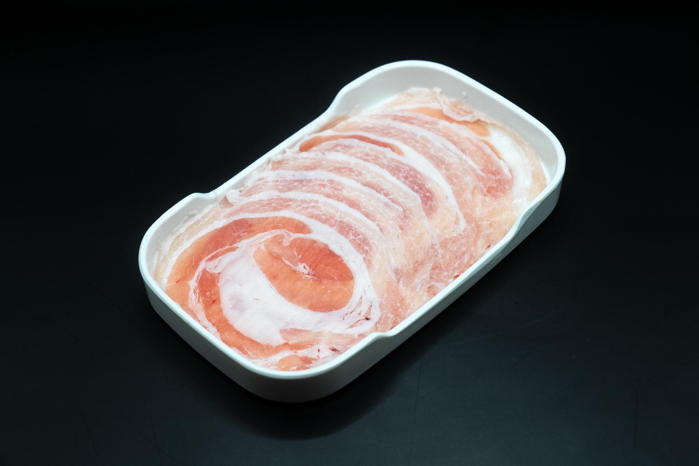 หมูสไลด์จัดในถาดสำหรับสายพาน